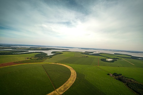   Vista aérea de lavouras nas proximidades da faixa de proteção do reservatório da Itaipu. Foto: Alexandre Marchetti/Itaipu Binacional.