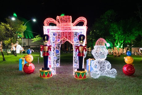 Decoração do Natal de Luzes, da Itaipu, na Catedral Nossa Senhora de Guadalupe, na Vila A, em Foz do Iguaçu. Foto: Sara Cheida.