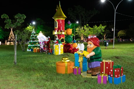 Decoração do Natal de Luzes, da Itaipu, na Catedral Nossa Senhora de Guadalupe, na Vila A, em Foz do Iguaçu. Foto: Sara Cheida.