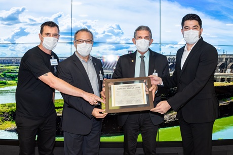 Vereadores Ney Patrício, Adnan El Sayed e Cabo Cassol com o diretor-geral brasileiro da Itaipu, general Joaquim Silva e Luna. Foto: Rubens Fraulini