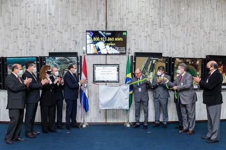 Diretores brasileiros e paraguaios descerram placa do recorde. Crédito: Kiko Sierich/PTI