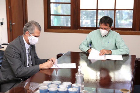 General Garrido e Prefeito Chico Brasileiro assinam decreto autorizando uso do bairro Itaipu A como espaço SandBox