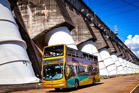 Ônibus de turismo diante da barragem de Itaipu. Foto: Rubens Fraulini/Itaipu Binacional