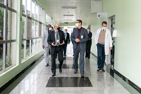 Diretor-geral brasileiro da Itaipu João Francisco Ferreira visita do HMCC. Foto: Sara Cheida