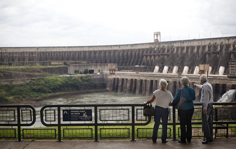 Turistas no Mirante Central da Itaipu. Foto: Sky Takes/Árvore Filmes