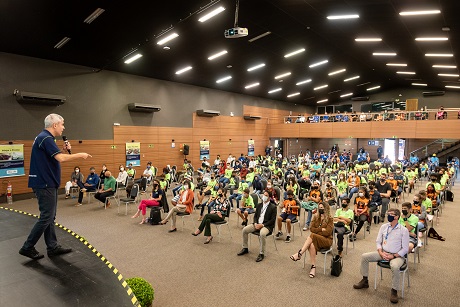 Ricardinho fala a jovens do Maestro da Bola, projeto apoiado pela Itaipu. Foto: Rubens Fraulini.