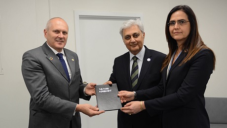 Diretores financeiro de Itaipu, Mario Antonio Cecato e Monica Perez dos Santos, com Owais Sarmad, Sub-Secretário-Geral da Convenção-Quadro sobre Mudança do Clima das Nações Unidas - UNFCCC, (ao centro). Foto: Romeu de Bruns