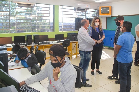 Sala de informática na comunidade Añetete. Foto: Lígia Leite Soares/Itaipu Binacional