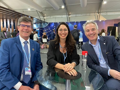 Ariel Scheffer, Ligia Leite e o presidente da IHA, Eddie Rich. Foto: Divulgação.