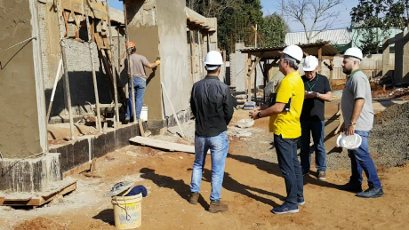 Voluntários do Observatório em uma obra da Prefeitura de Foz. Foto: Bruno Toski.