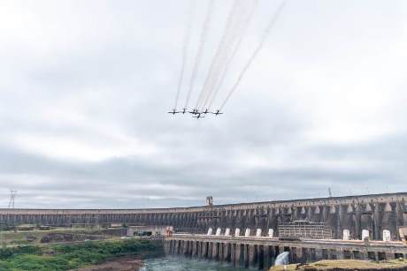 Aviões da Esquadrilha da Fumaça, da FAB, sobrevoam a usina de Itaipu. Foto: Rubens Fraulini.