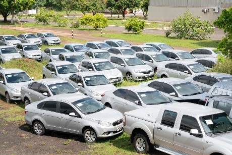 Pátio com carros que irão a leilão pela Itaipu Binacional. Foto: Sara Cheida. 
