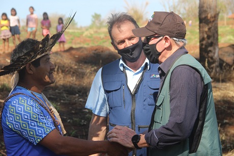 General Ferreira chega à comunidade Añetete e é recebido pelo cacique João Miriel. Foto: Lígia Soares/Itaipu Binacional