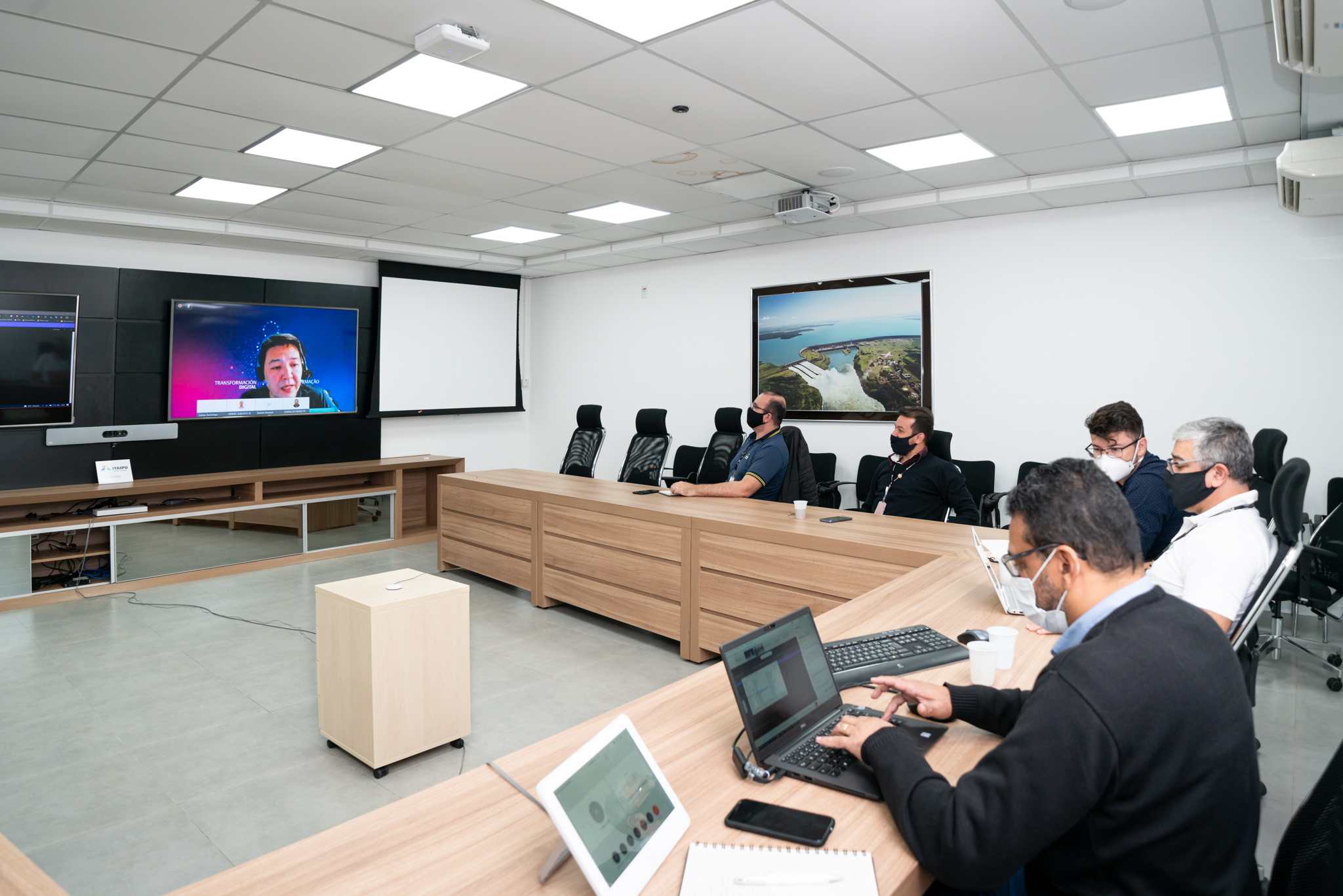 Empresa está dando preferência a reuniões virtuais, evitando a necessidade de viagens aéreas. Foto: Sara Cheida. 