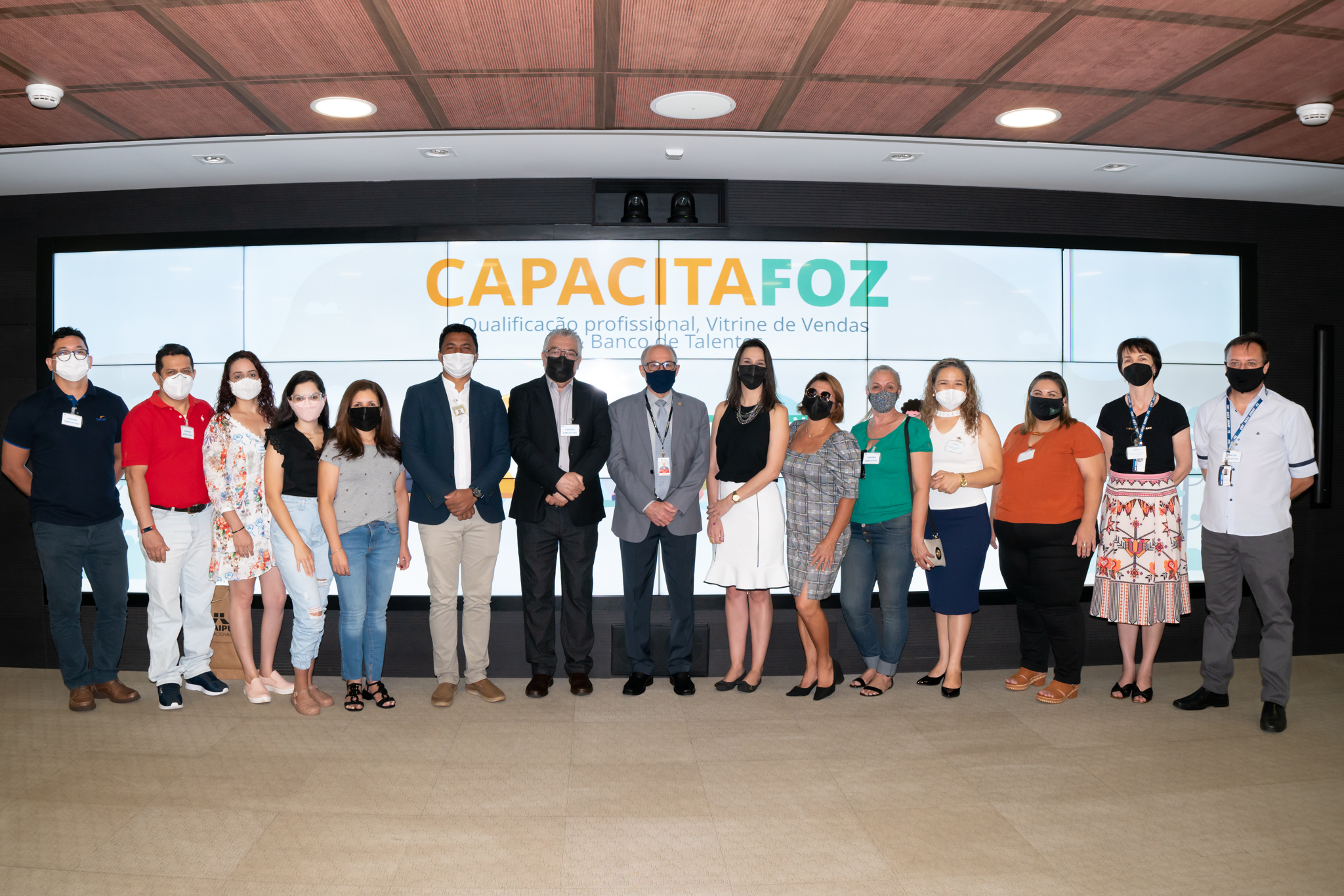 Alunos e representantes das instituições parceiras durante o evento de entrega dos diplomas. Fotos: Sara Cheida/Itaipu Binacional. 