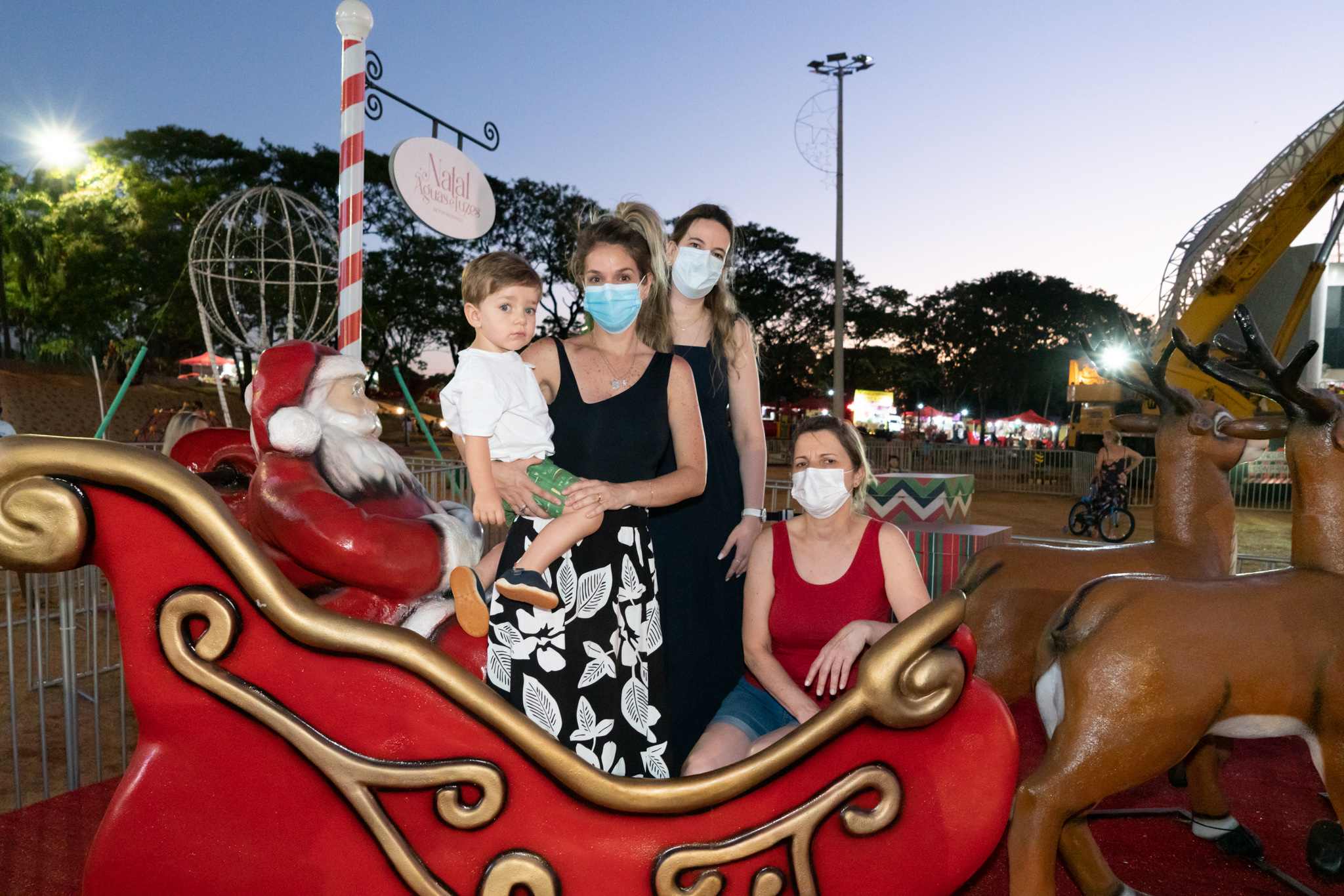 Mariana Leonardi Caiado, levou o filho Matheus, 2 anos, para curtir o último dia de espetáculo cultural no Gramadão. Na foto, Mariana com a irmã Alessandra Leonardi, 36 anos, e Elfie Marlene Ott, 55 anos.