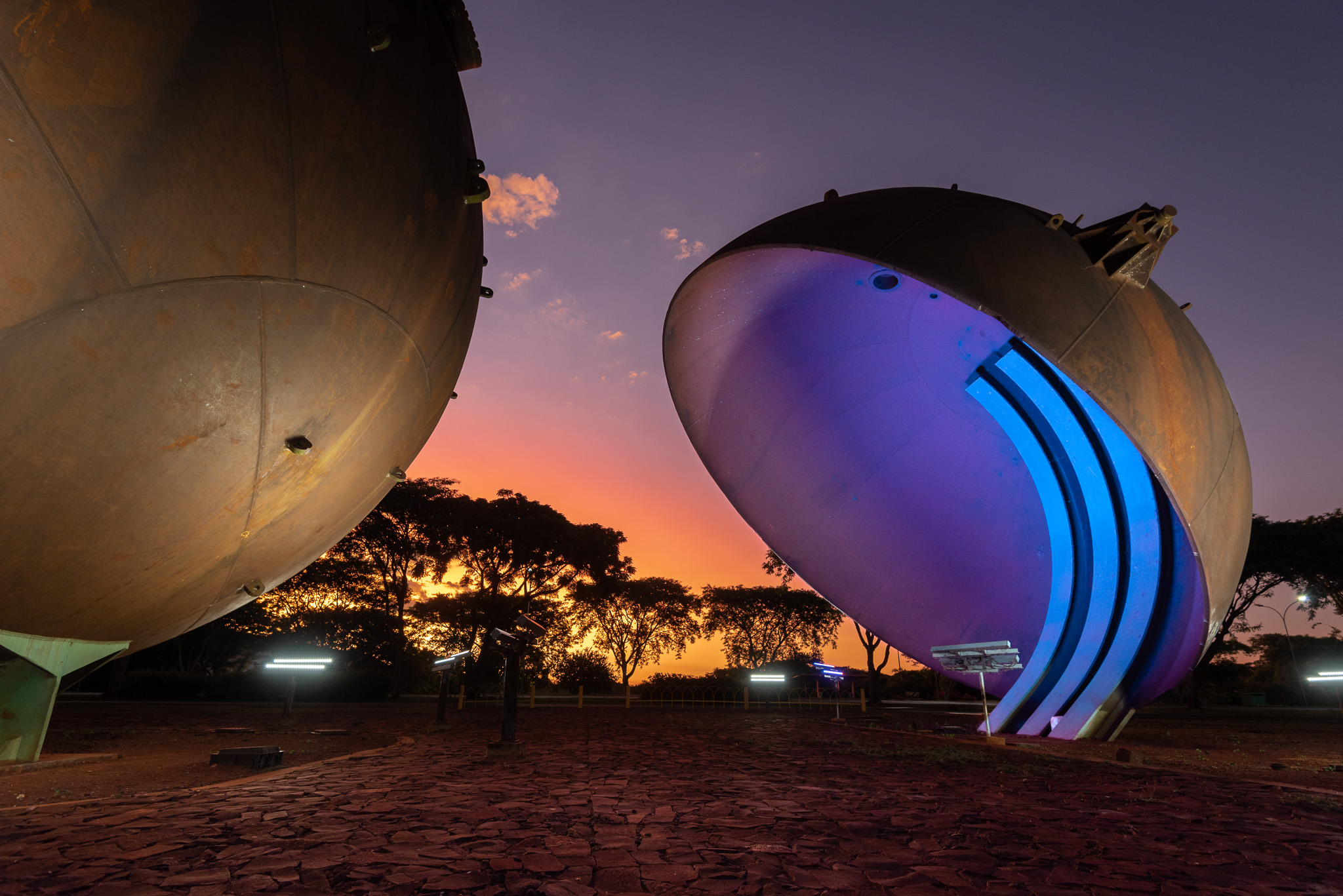 Itaipu se iluminou de azul, cor que, junto com o laranja, simboliza a luta contra o câncer. Fotos: Rubens Fraulini.