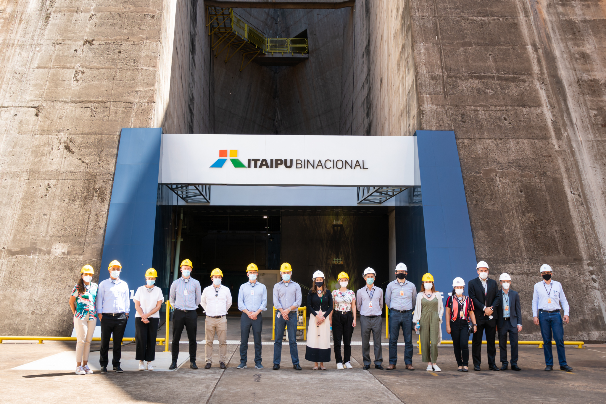 Comitiva em frente à entrada da barragem. Foto: Sara Cheida/Itaipu Binacional