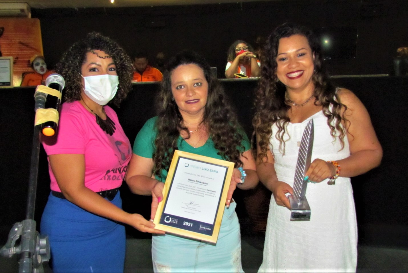Leilane Soares, à direita, e Lovane Kirchein, ao centro, foram a Manaus receber o prêmio. Fotos: Divulgação