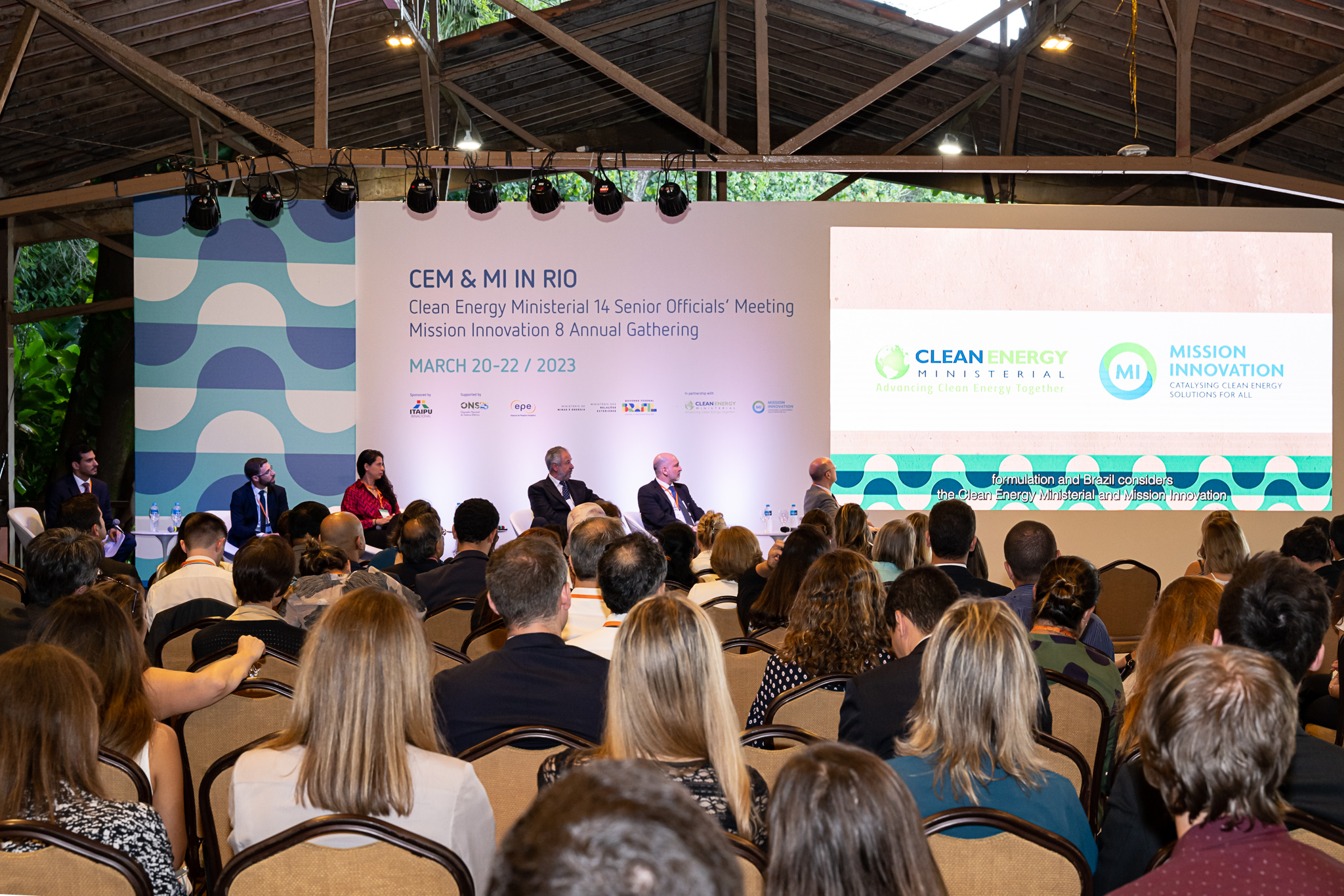 Representantes de 25 países discuten el futuro de la energía limpia global en Brasil