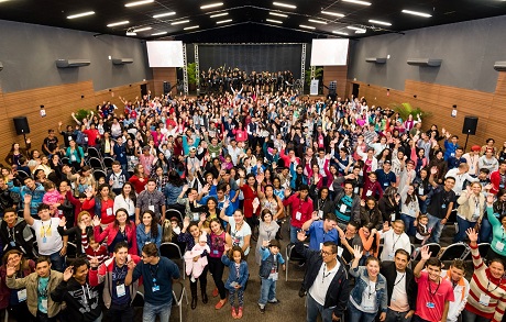 Atividade de 2016 na Itaipu, antes da pandemia, com jovens do PIIT e pais. Foto: Rubens Fraulini.