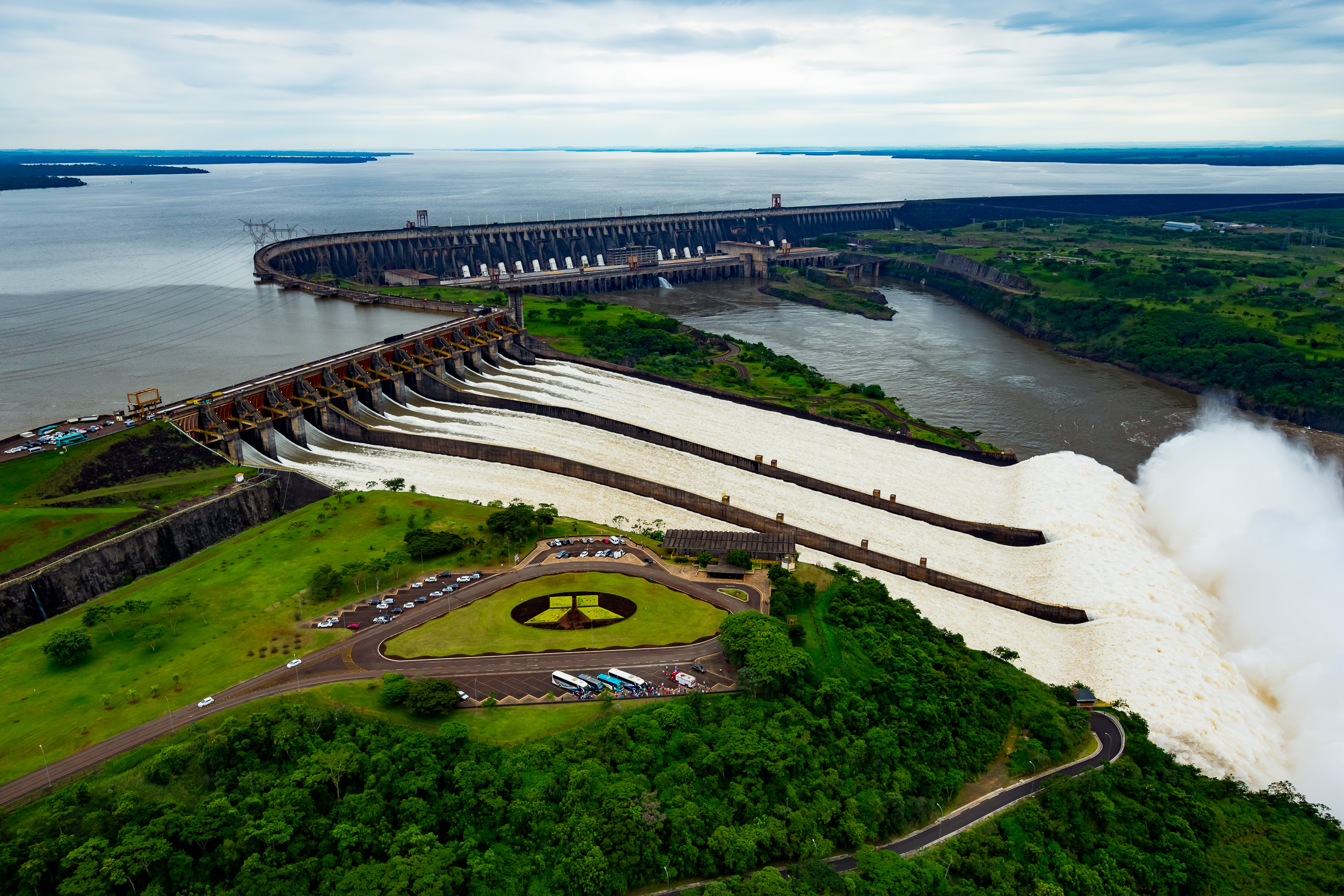 В какой стране крупнейшая гэс. Плотина Итайпу в Парагвай. Итайпу Бразилия ГЭС. Итайпу, Парагвай/Бразилия. Плотина Итайпу в Бразилии.