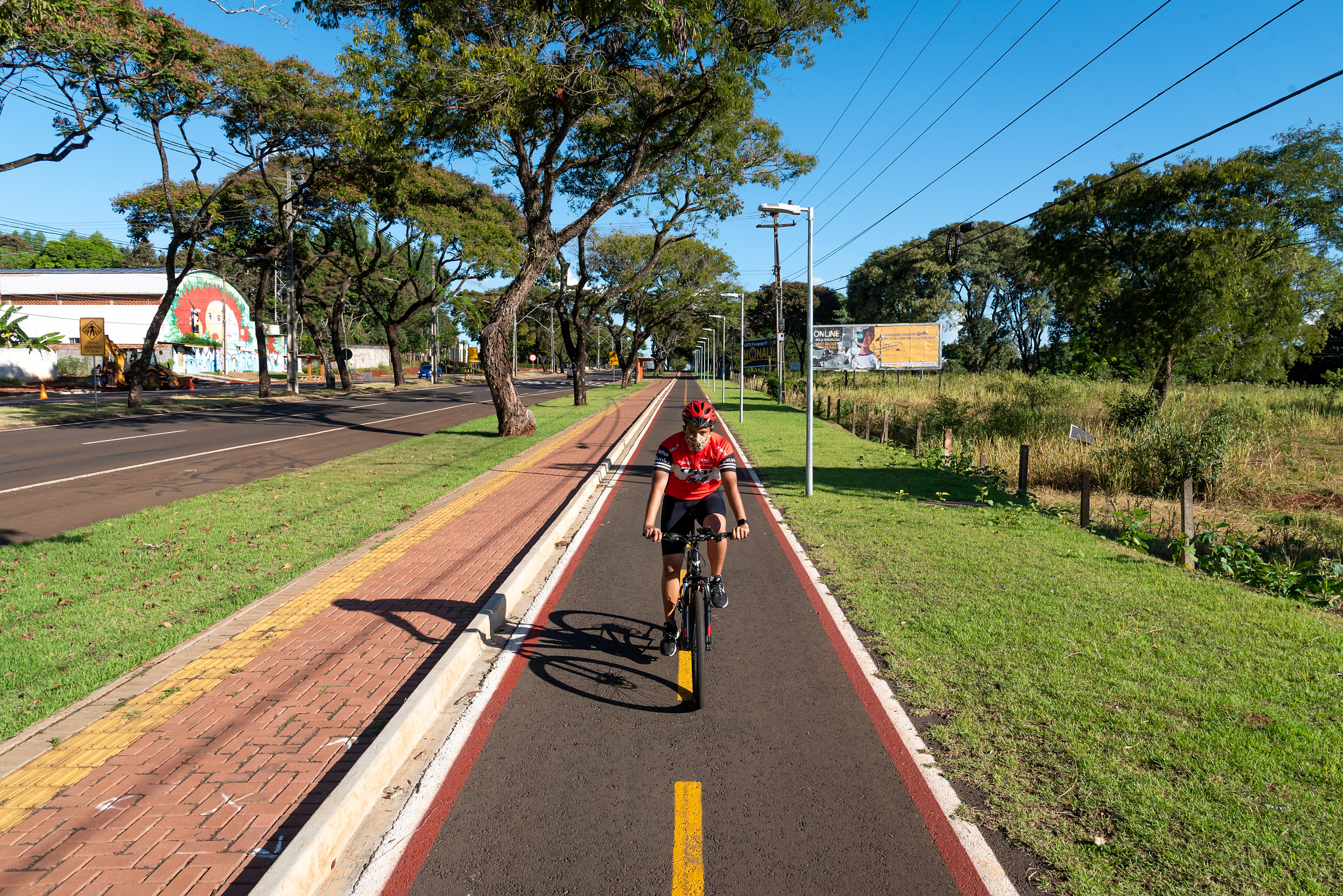 Trecho da ciclovia na Avenida Tancredo Neves já finalizado. Foto: Rubens Fraulini/Itaipu Binacional.