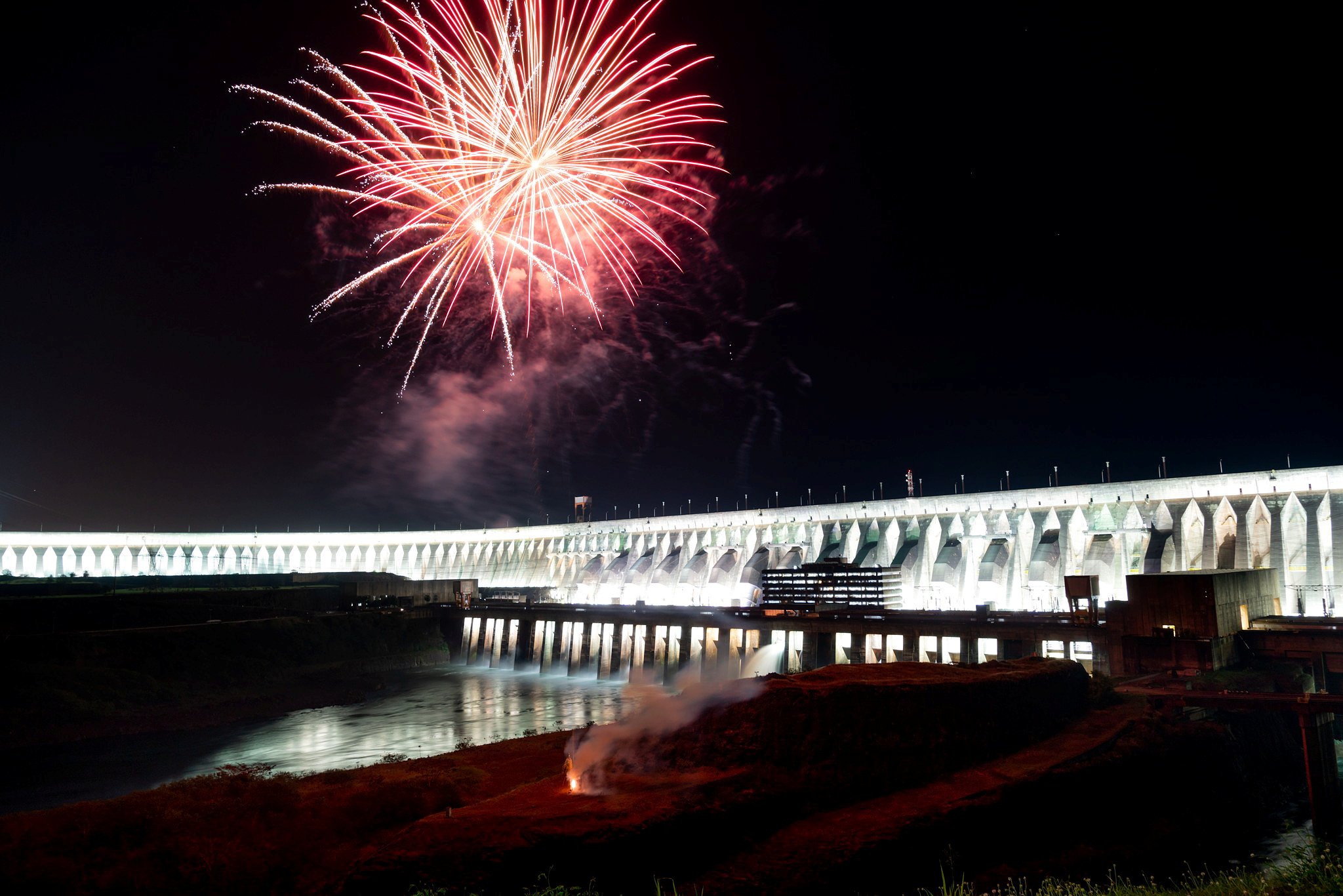 Iluminação da Barragem foi retomada e turistas poderão conferi-la a partir deste fim de semana. Foto: Sara Cheida/Itaipu Binacional