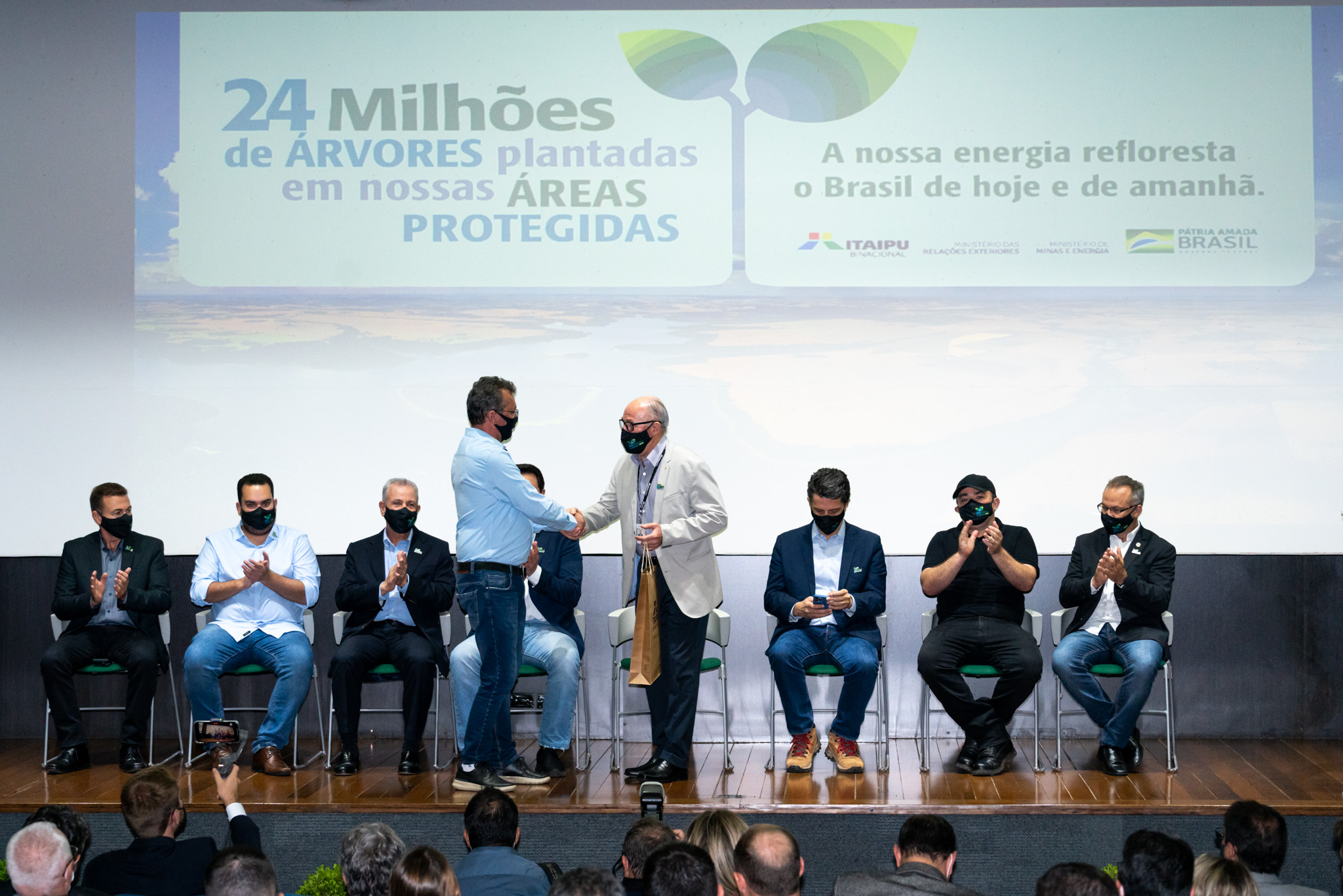 Profissionais de Itaipu que atuaram na área ambiental também foram homenageados. Foto: Sara Cheida/Itaipu Binacional