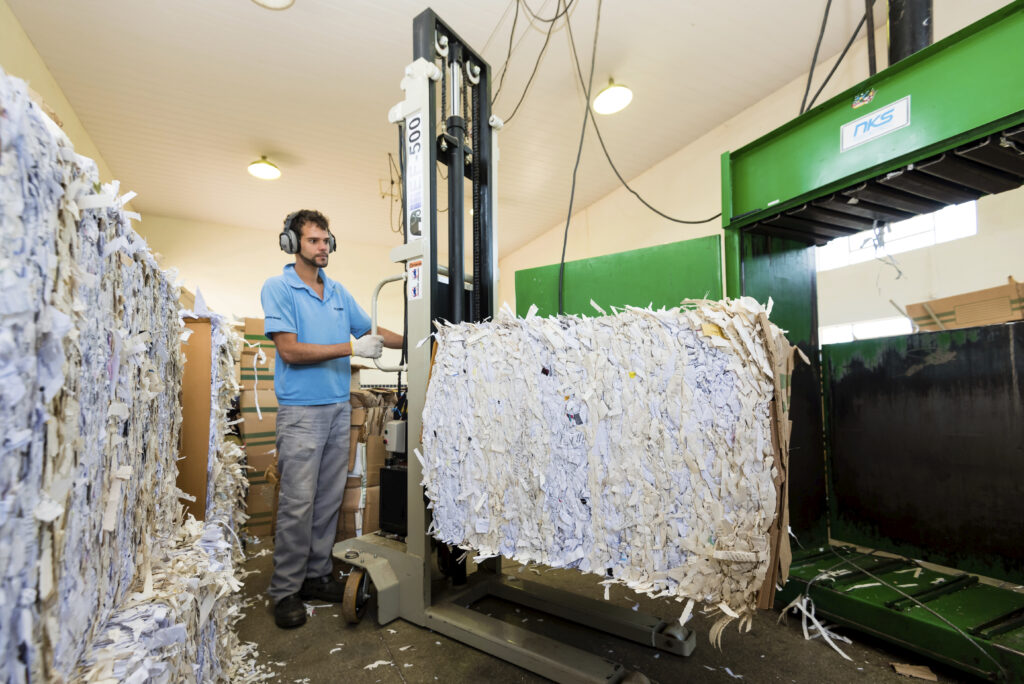 Toda vez que você joga o papel na lixeira correta, talvez não saiba, mas está iniciando um ciclo que, na outra ponta, ajuda a manter a Cooperativa de Agentes Ambientais de Foz do Iguaçu (Coaafi). De abril do ano passado a abril deste ano, foram recolhidos na Itaipu quase 130 mil quilos de material reciclado, entre papel, plástico, isopor e alumínio. A venda deste material gerou uma renda de mais de R$ 31 mil, valor usado para manter a administração da cooperativa.