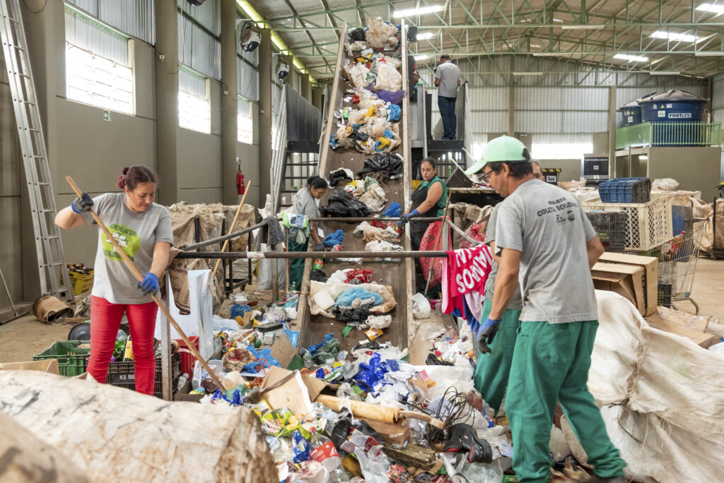 Jornalistas de diferentes veículos de imprensa, principalmente da área ambiental, cumpriram na quarta (13) e quinta-feira (14) um roteiro de visitas a projetos estratégicos da Itaipu na área de influência do reservatório. A programação teve como objetivo mostrar algumas das principais ações da empresa voltadas à sustentabilidade da região e sua relação com a geração de energia. A iniciativa foi promovida de forma conjunta pela Diretoria Geral Brasileira, Diretoria de Coordenação, Assessoria de Informações e Assessoria de Comunicação Social.