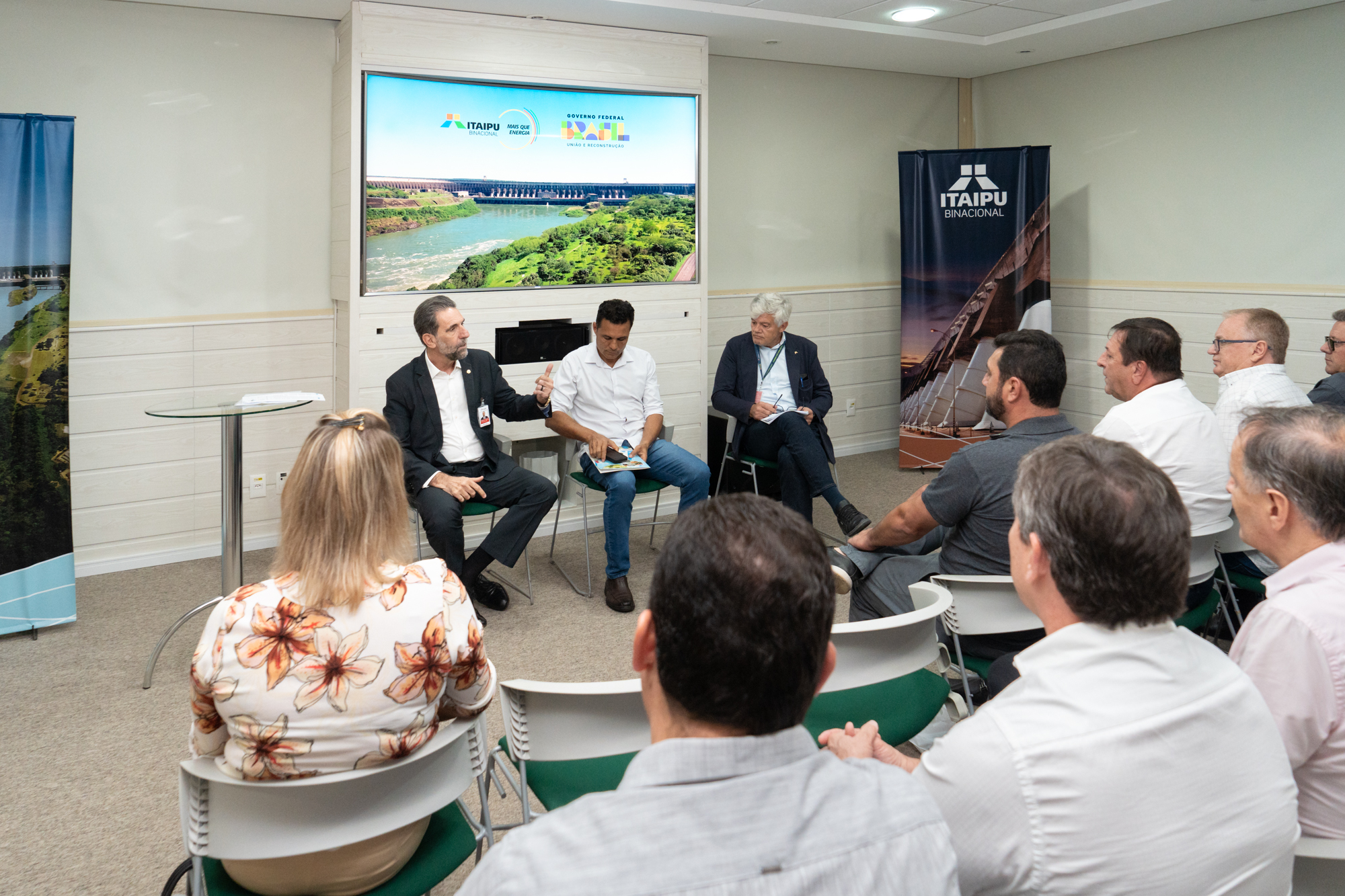 Diretores da Itaipu recebem prefeitos dos municípios lindeiros