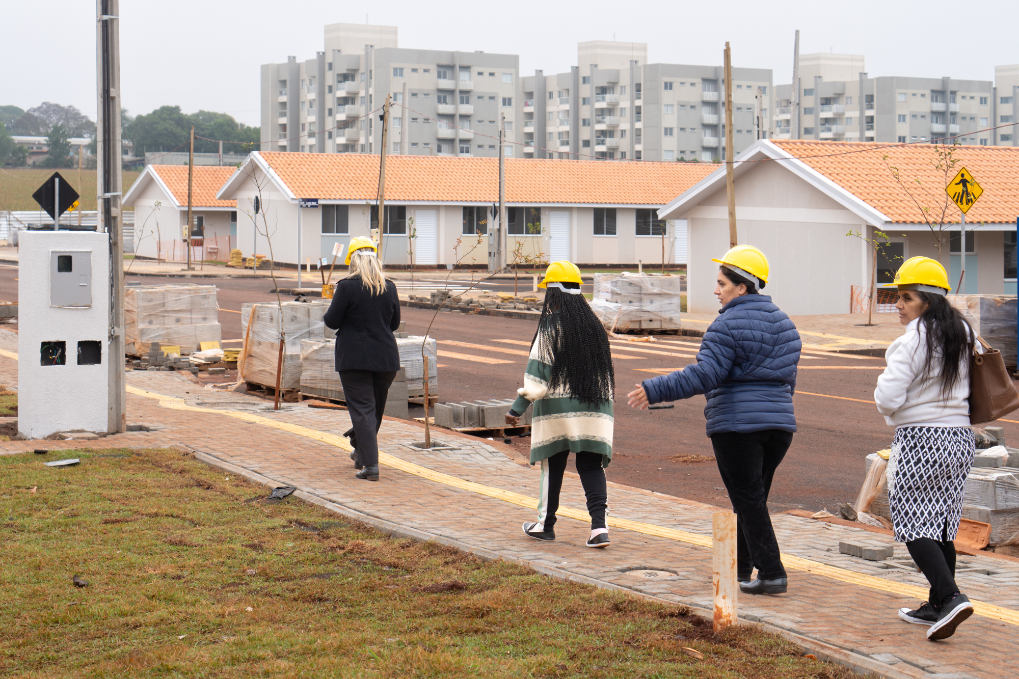 Futuros moradores visitam casas construídas pelo Projeto Moradias
