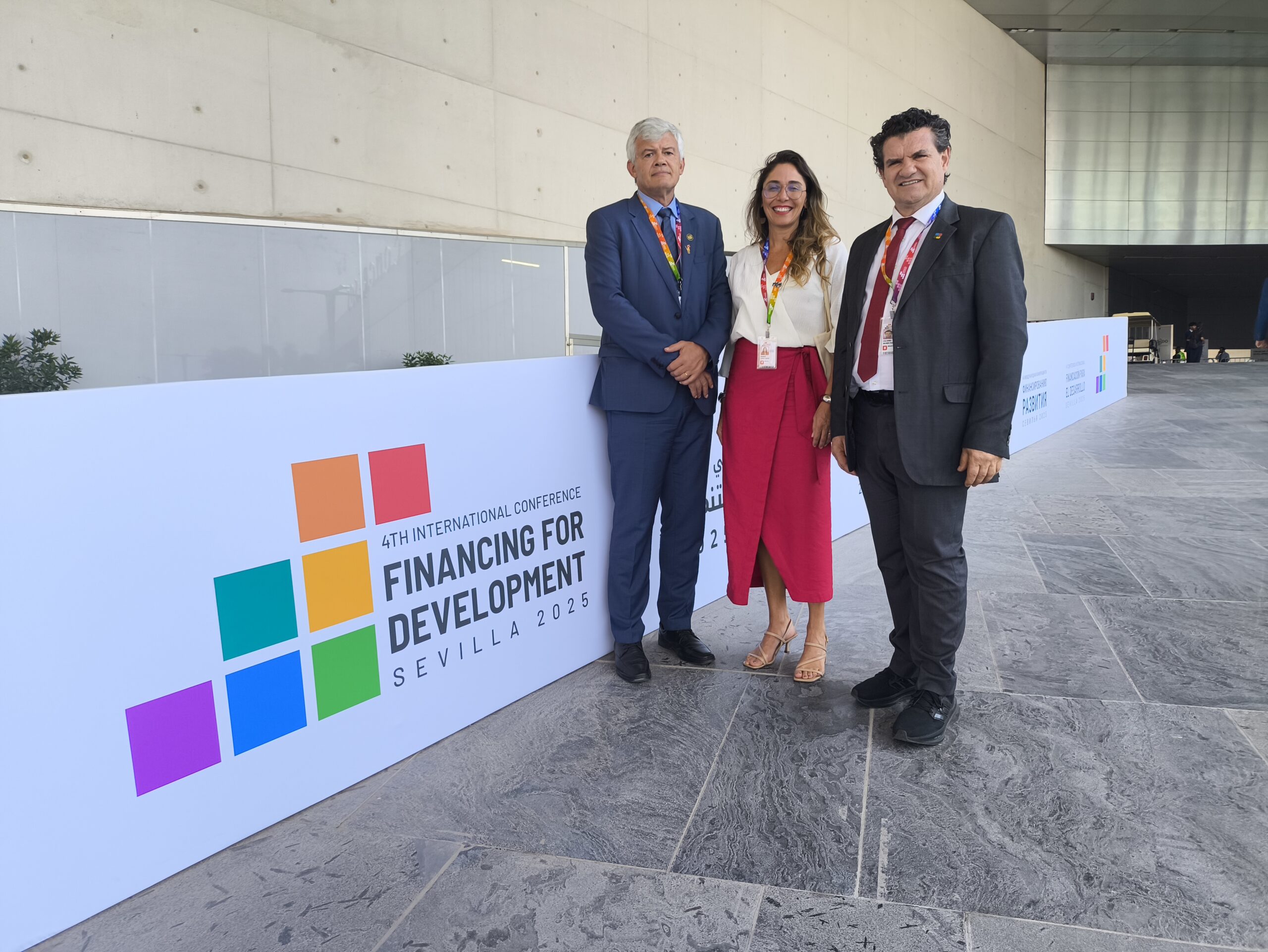 Carlos Carboni, Lígia Leite Soares e o diretor-superintendente do Itaipu Parquetec, Irineu Colombo. Foto: Romeu de Bruns/Itaipu Binacional.