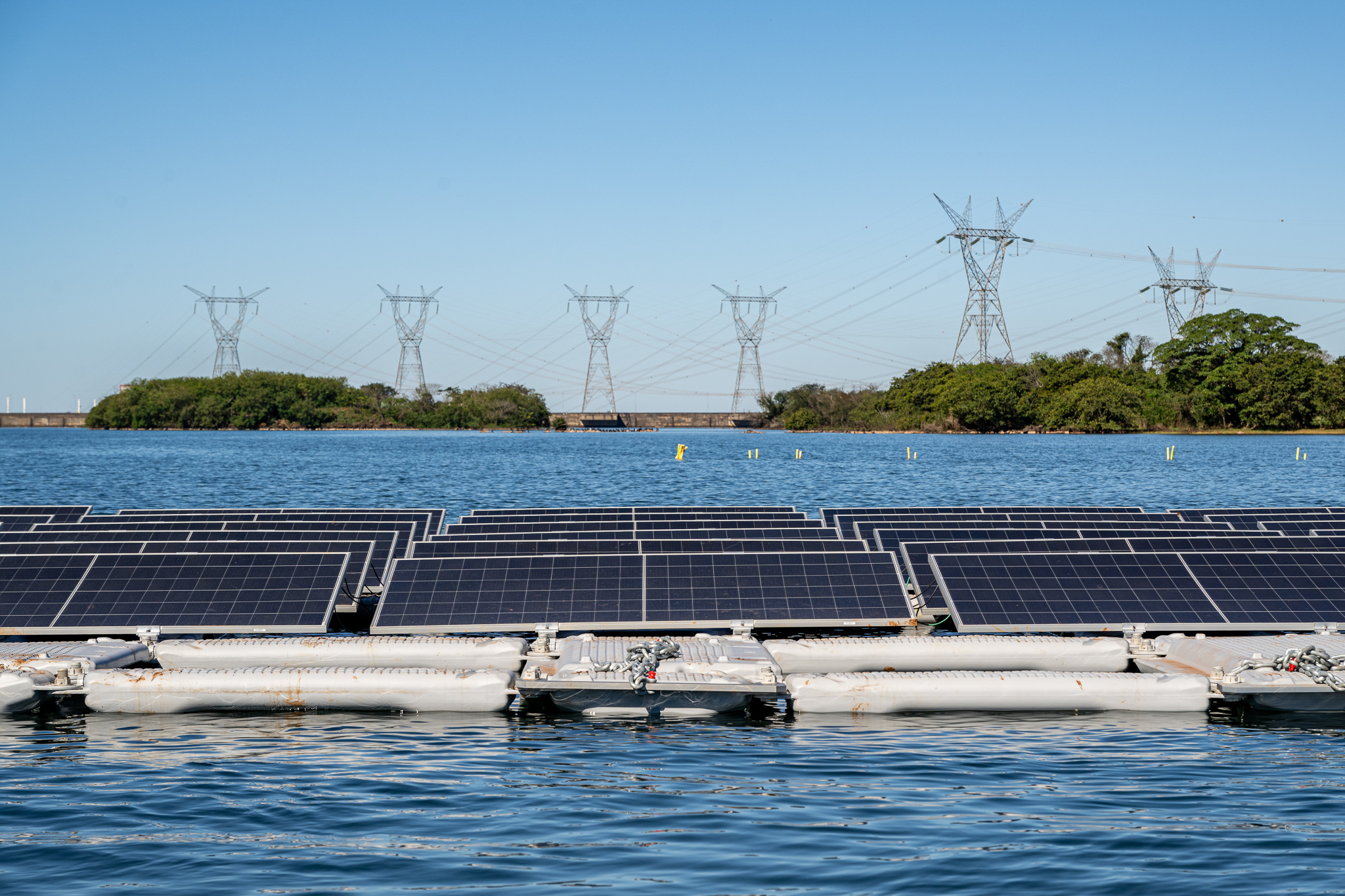 Itaipu inicia montagem da usina solar flutuante no reservatório