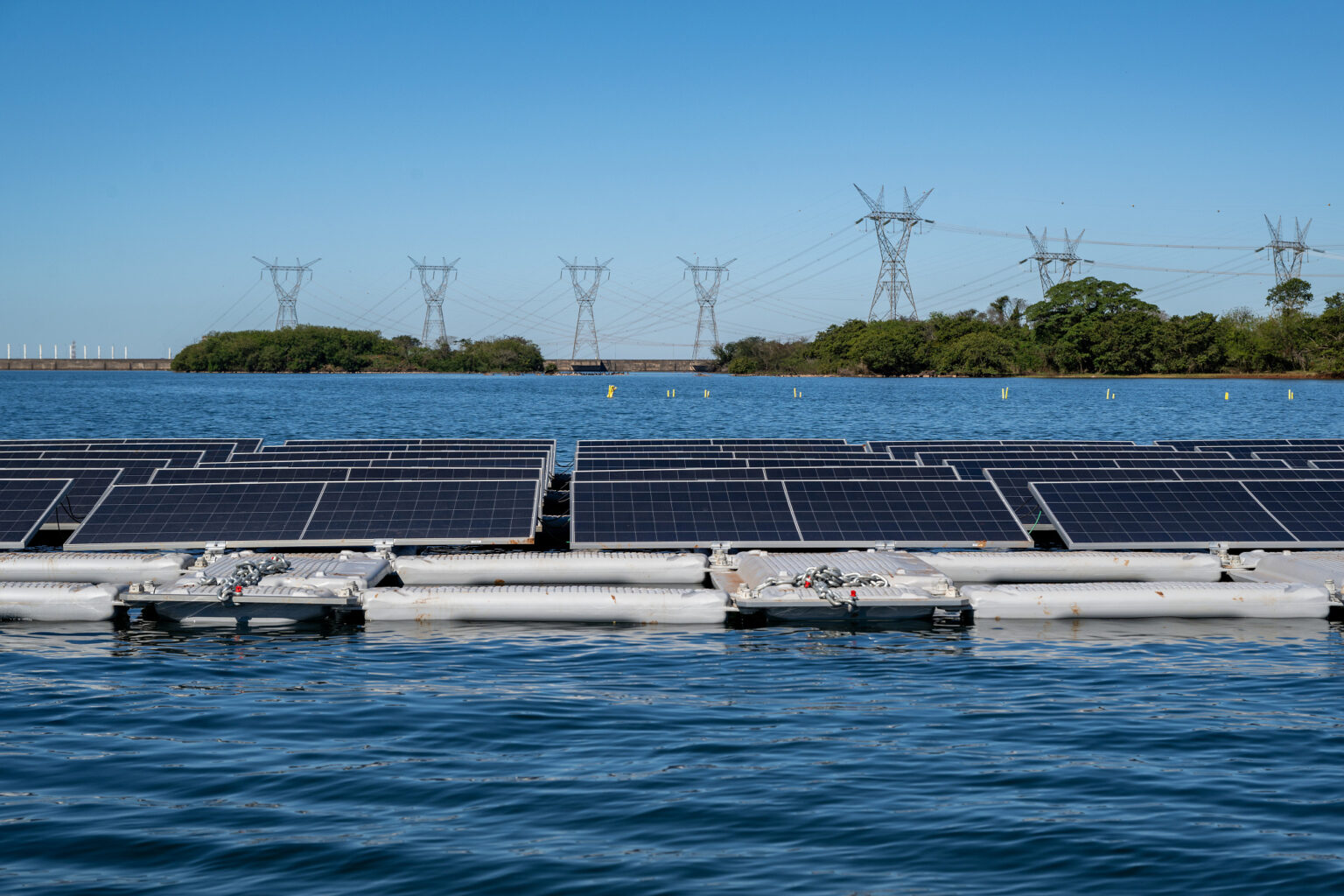 A Itaipu Binacional começou nesta semana a instalação do primeiro dos dez conjuntos de placas solares da futura usina solar flutuante experimental no reservatório da hidrelétrica. A previsão é que esta etapa de montagem da estrutura se estenda até o fim do mês e a usina esteja operando em sua capacidade plena ainda este ano. Toda a energia produzida será destinada para o consumo interno da própria Itaipu.O projeto-piloto prevê a instalação de 1.584 módulos com potência de 705 watts-pico (Wp) cada, apoiados sobre 4.199 flutuadores, formando uma ilha solar com capacidade instalada de 1 megawatt-pico (MWp), suficiente para abastecer cerca de 650 casas. Os painéis estão sendo organizados em dez segmentos. O primeiro deles, com 132 placas, já foi montado e fixado no reservatório.