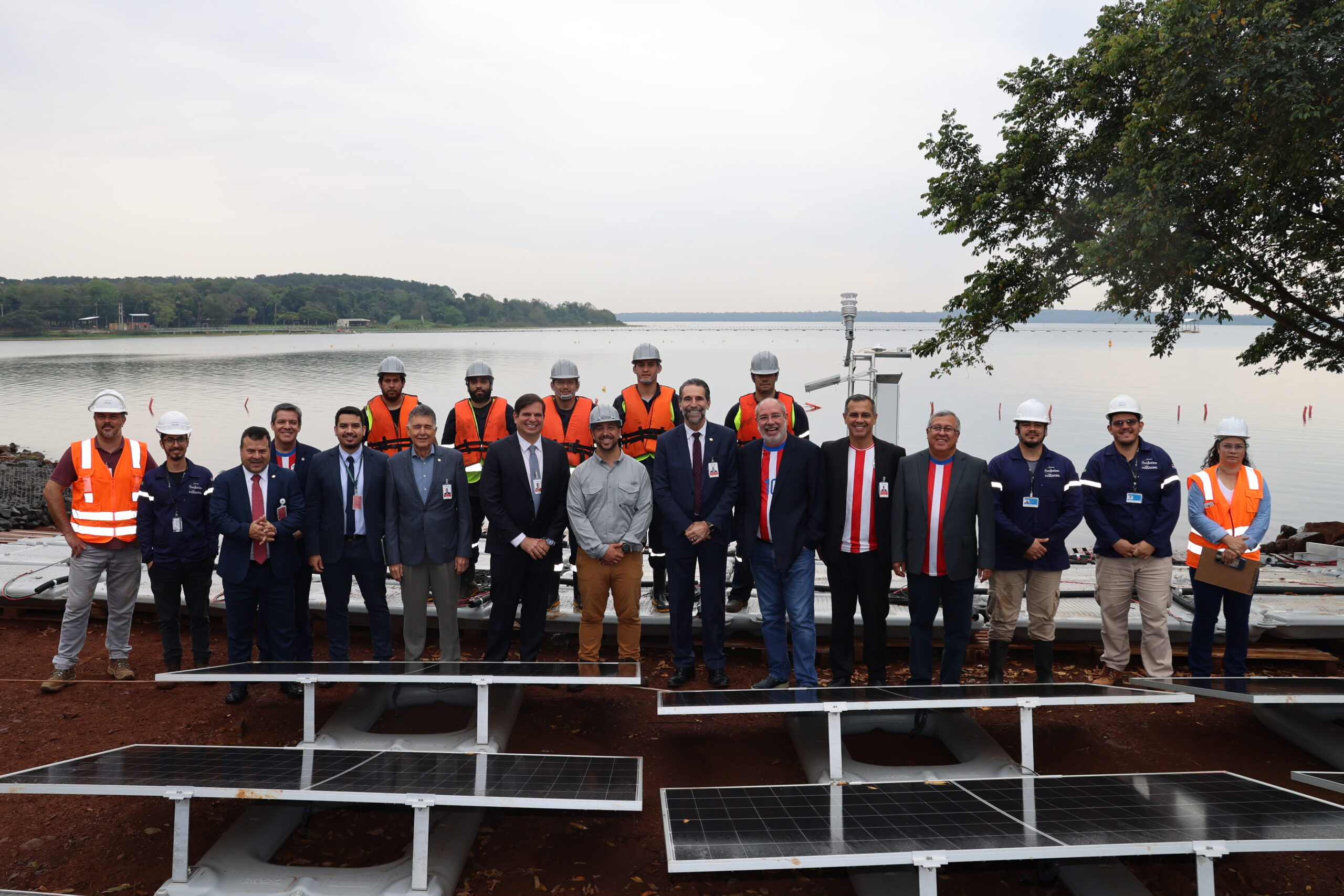 Diretores de Itaipu visitam construção de usina solar flutuante