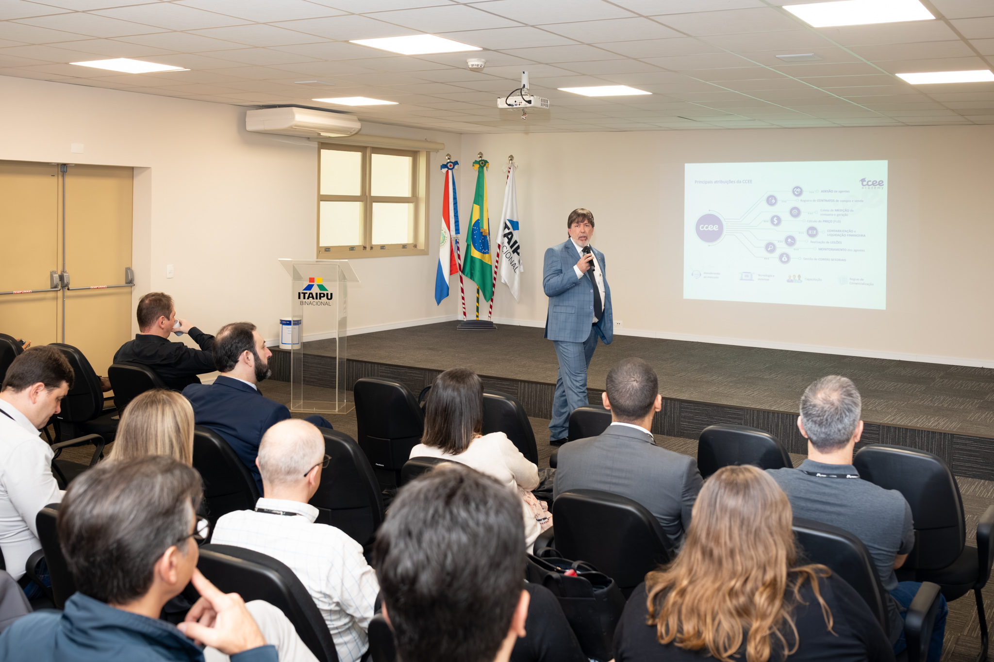 Itaipu promove capacitação em comercialização de energia para equipe da Diretoria Financeira 