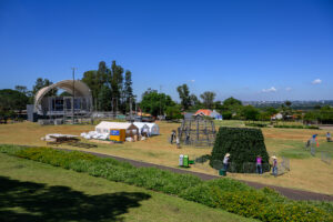 Montagem do Natal já começou no Gramadão. Fotos: William Brisida/Itaipu Binacional.