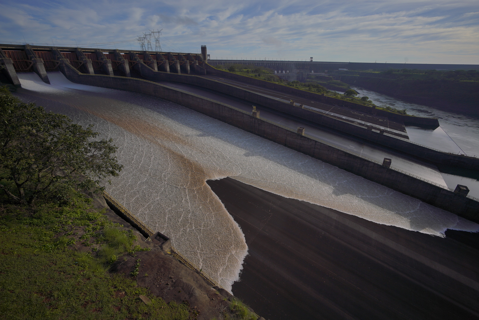 Itaipu abre o vertedouro neste domingo (09)