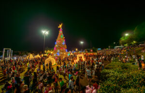 Natal da Família no Gramadão atrai multidão e acende a magia da data.
Fotos: Alexandre Marchetti