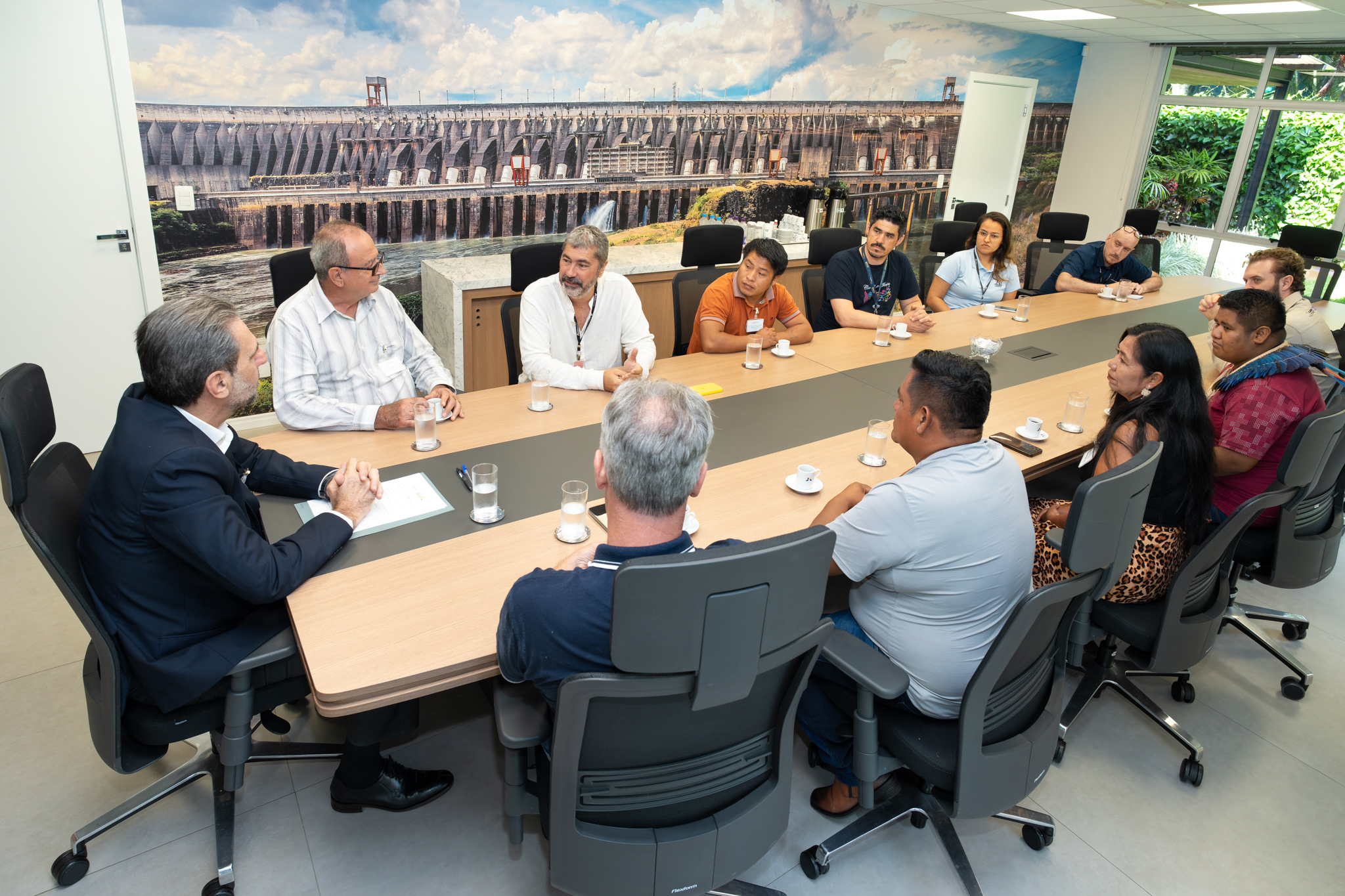 Enio Verri, diretor-geral brasileiro da Itaipu, recebe prefeito e representantes da comunidade indígena. Fotos: Rubens Fraulini/Itaipu Binacional.