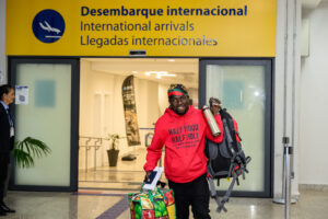 Samuel Derilus dirigia táxi e quer trabalhar como motorista. Fotos: William Brisida/Itaipu Binacional.
