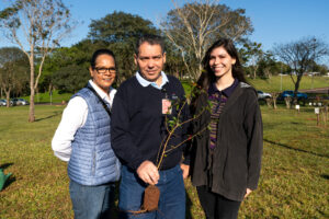 Em 2022, Cléber plantou uma árvore para marcar 15 anos de empresa. Foto: Sara Cheida/Itaipu Binacional