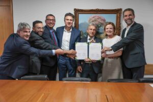 Assinatura de acordo para investimentos nos campi do IFPR de Curitiba e Maringá. Foto: Gil Ferreira/SRI.