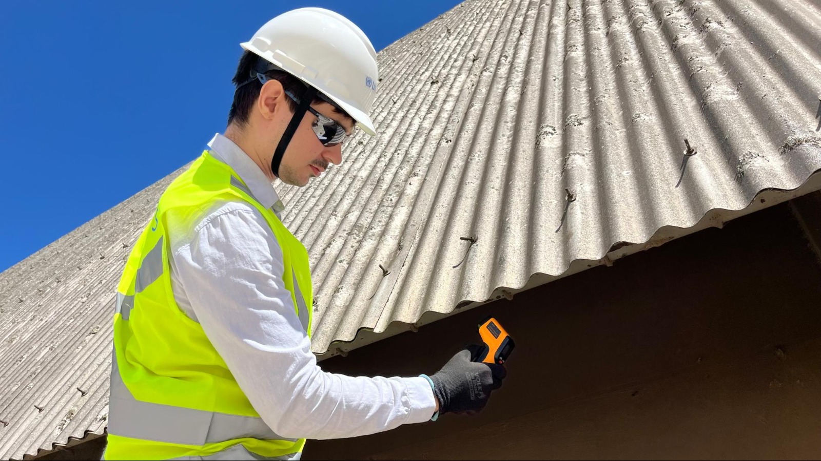 À esquerda, dois armazéns já avançados em impermeabilização, em contraste com os demais ainda sem limpeza na Unidade de Ponta Grossa. Foto: Divulgação/RenovaTech.