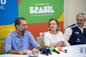 Enio Verri, Gleisi Hoffmann e o secretário-executivo do Ministério da Saúde, Adriano Massuda. Foto: William Brisida/Itaipu Binacional.