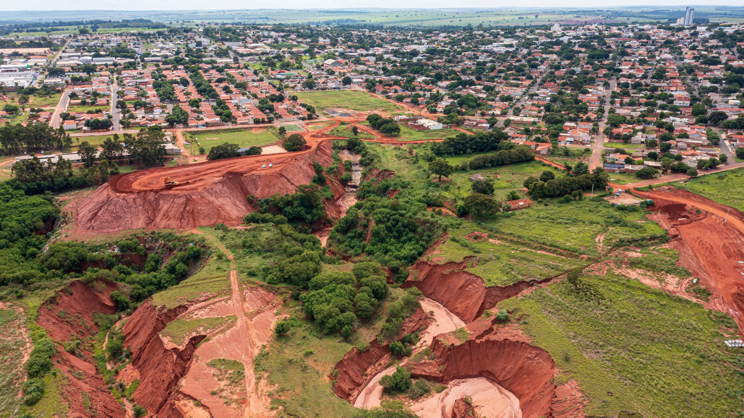 Antes e durante as obras. Fotos: Edino Krug/Itaipu Binacional