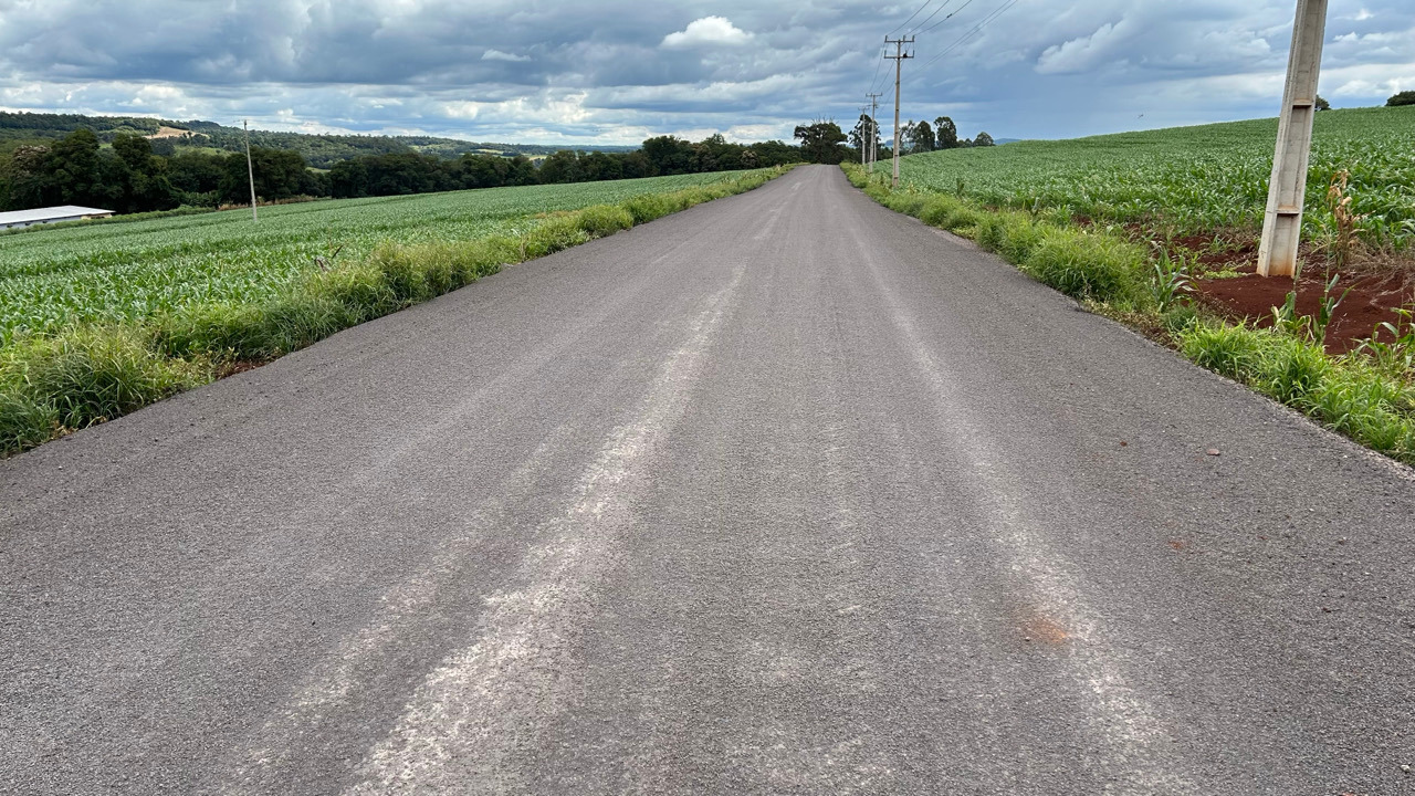 Estrada foi coberta com pavimento asfáltico tipo TST. Fotos: Ozeas Gonçalves/Itaipu Binacional.