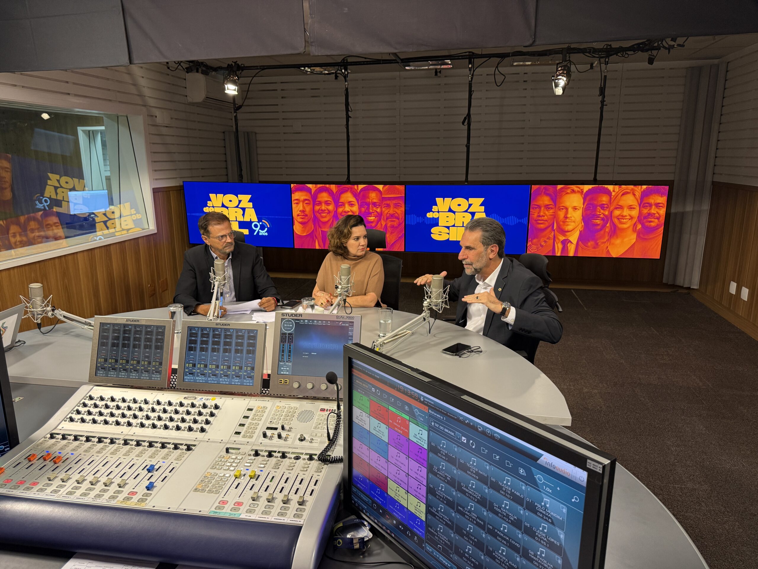 Enio Verri durante entrevista aos jornalistas Mariana Jungmann e Nazir Brum, no programa A Voz do Brasil. Fotos: Stela Guimarães/Itaipu Binacional.